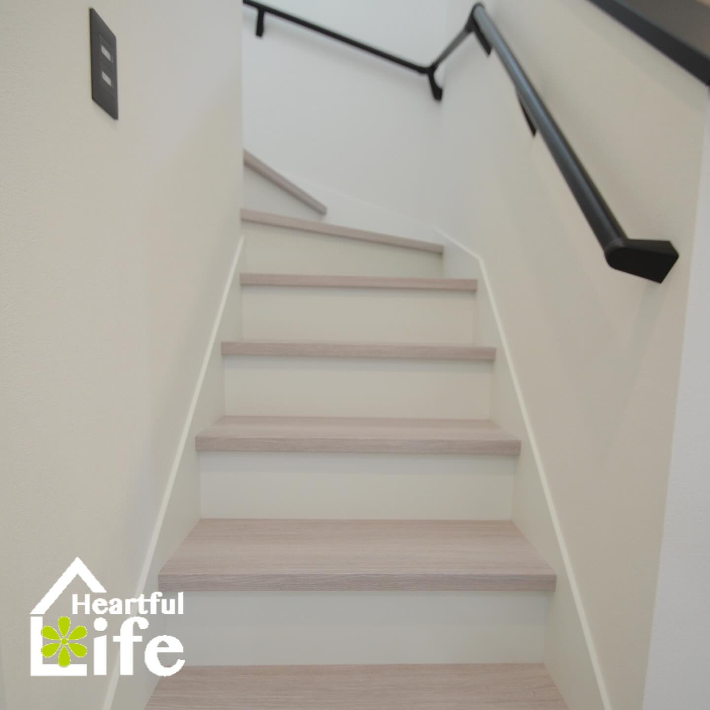 ブラックの手すりがアクセントになった階段♪