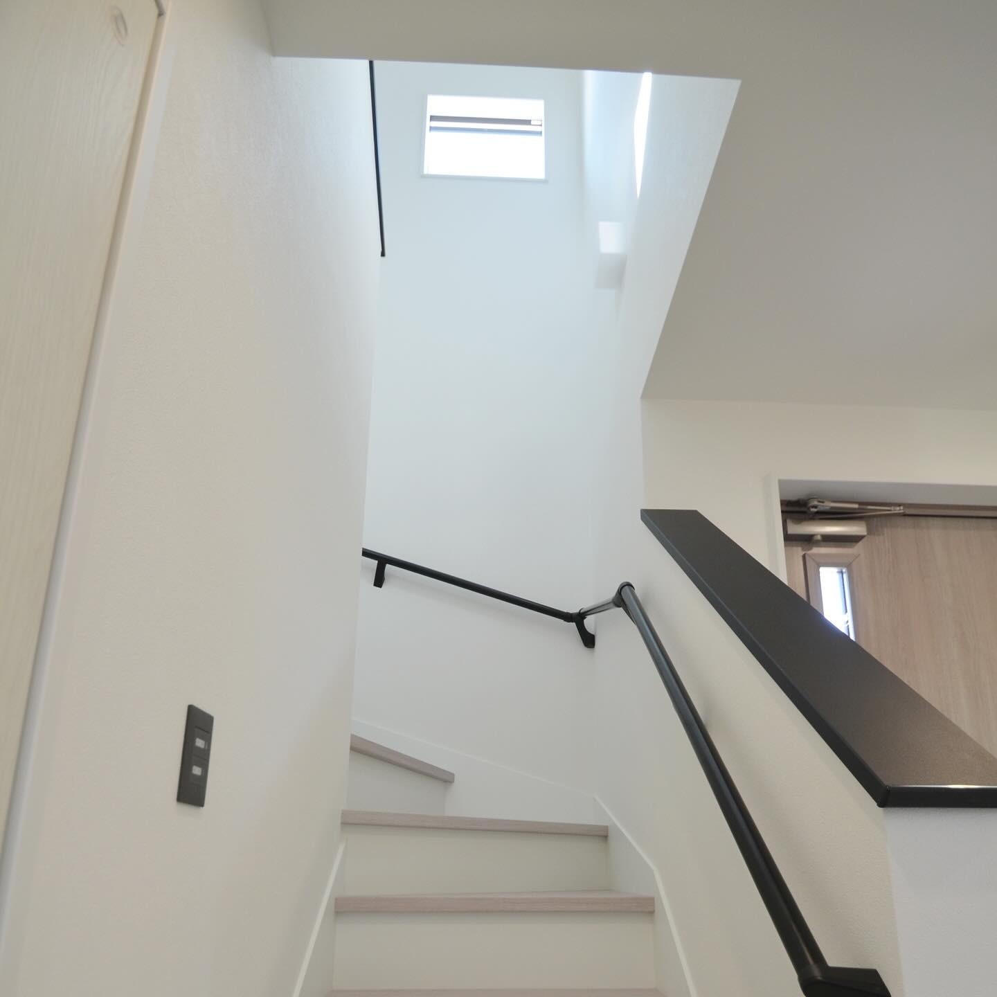 ブラックの手すりがアクセントになった階段♪