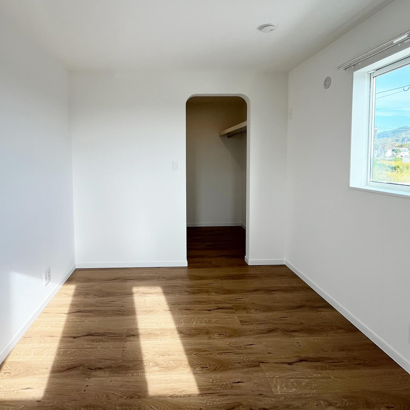 扉なしのクローゼットは垂れ壁でお洒落に😌✨角に丸みを持たせて...