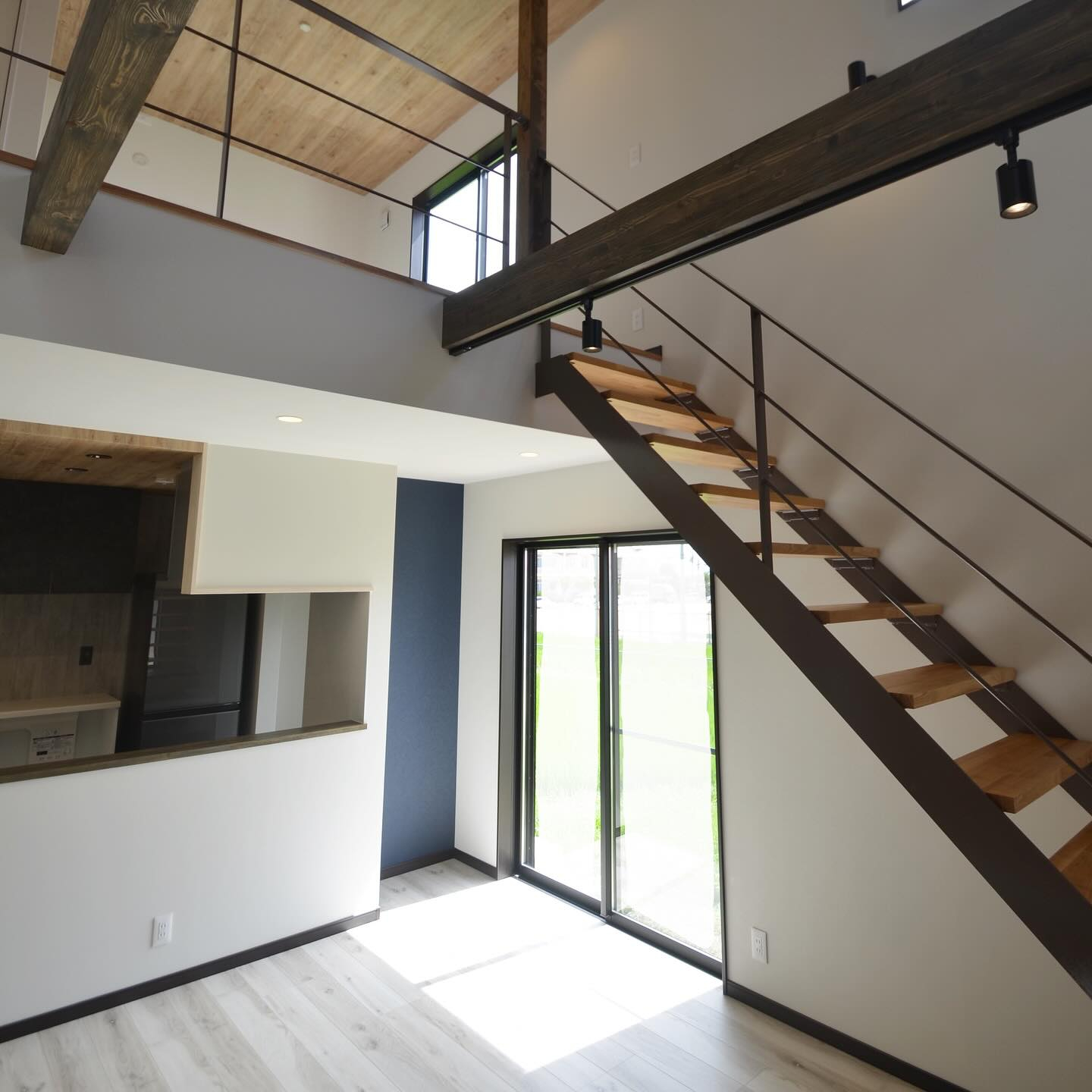 デザイン性のあるアイアン階段と吹き抜け✨✨