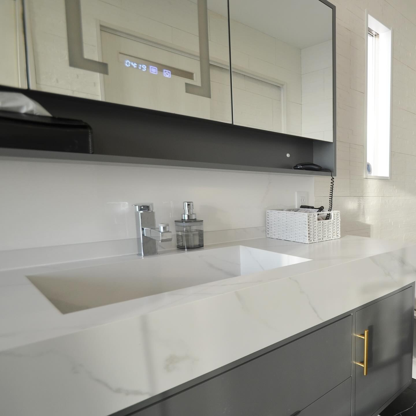 白とグレーの配色がお洒落な洗面台🫧