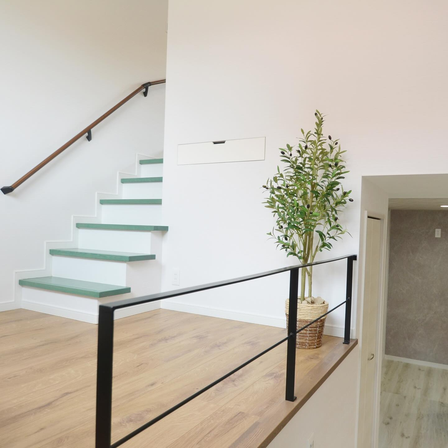 階段の踏み板にグリーン塗装を施し、お洒落に仕上がりました🥰