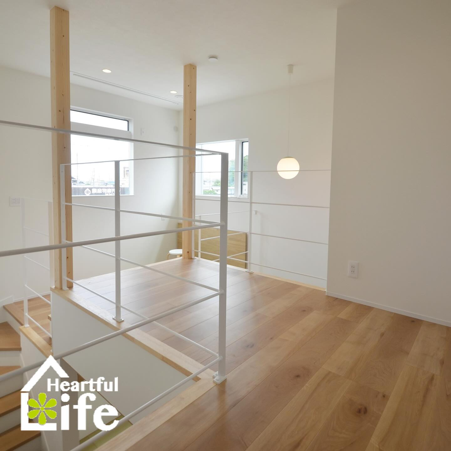 モデルハウス2階〜吹抜けの白いアイアン手摺🤍クロスと同化し空...