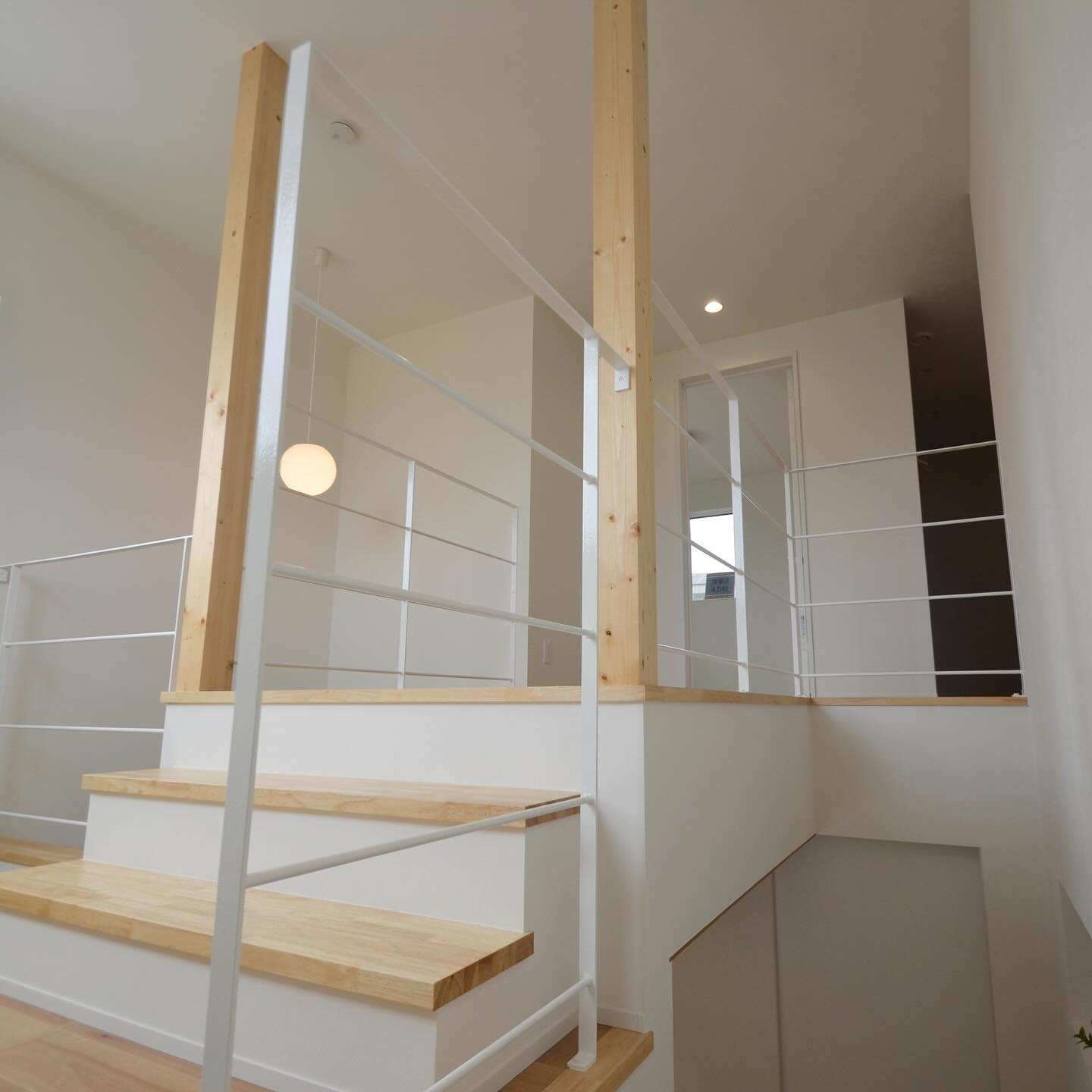 モデルハウス2階〜吹抜けの白いアイアン手摺🤍クロスと同化し空...