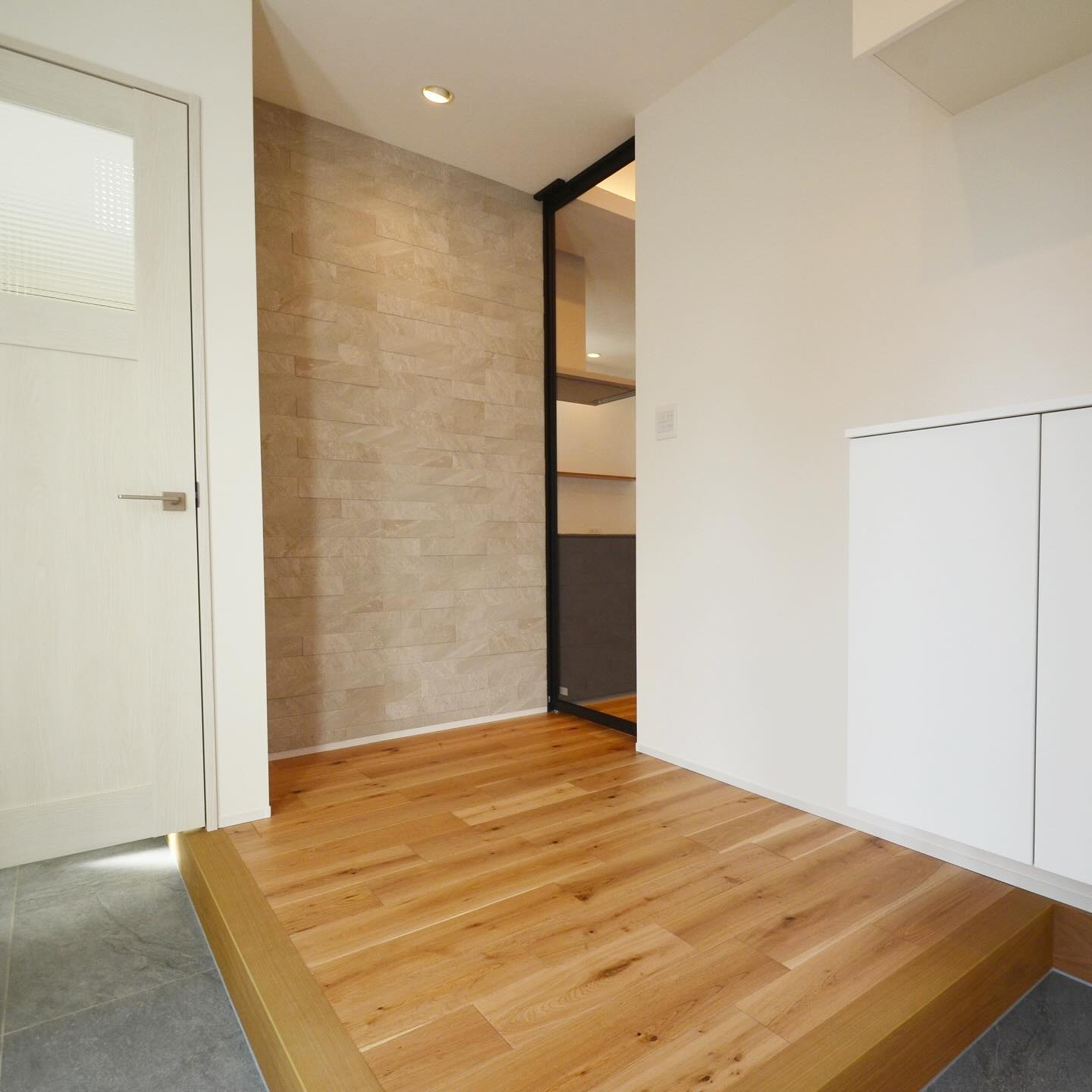 玄関にエコカラットを施工しました👏