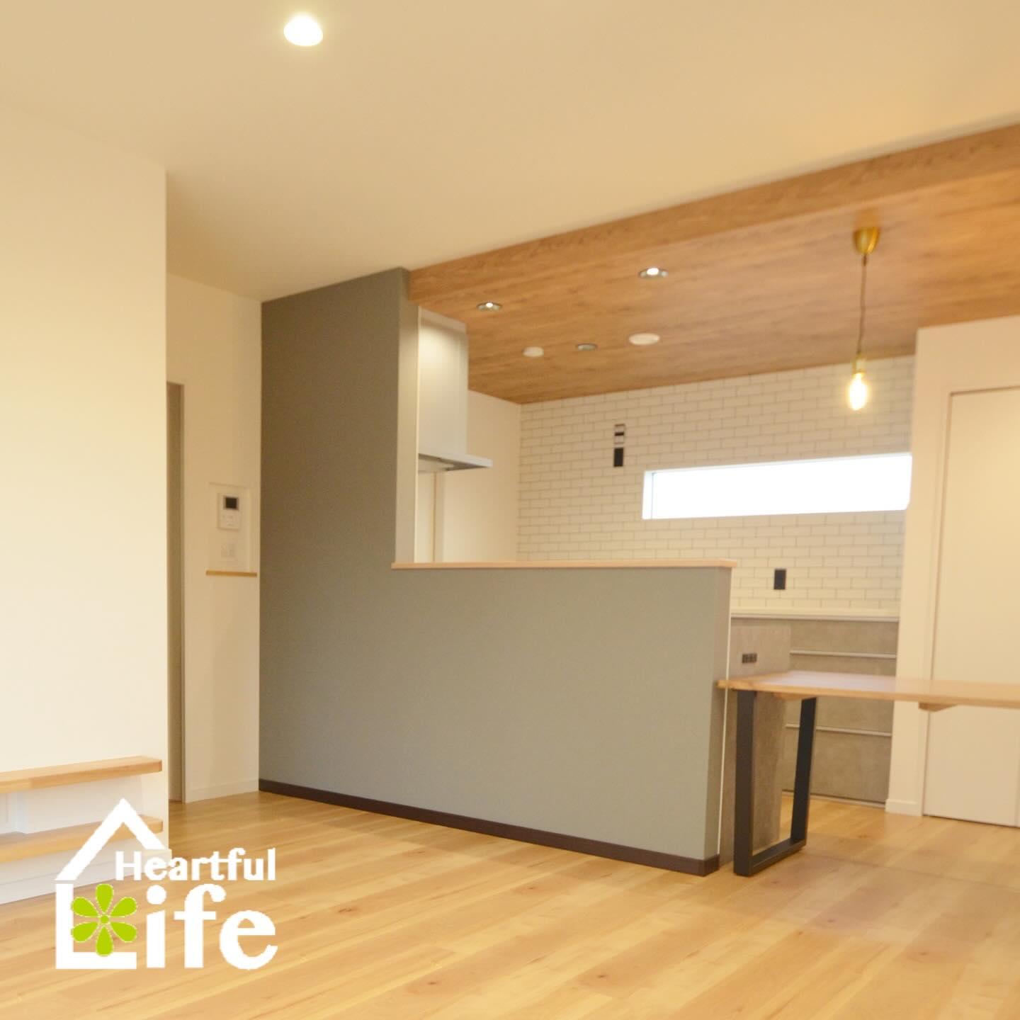 手元が隠れる腰壁キッチン✨