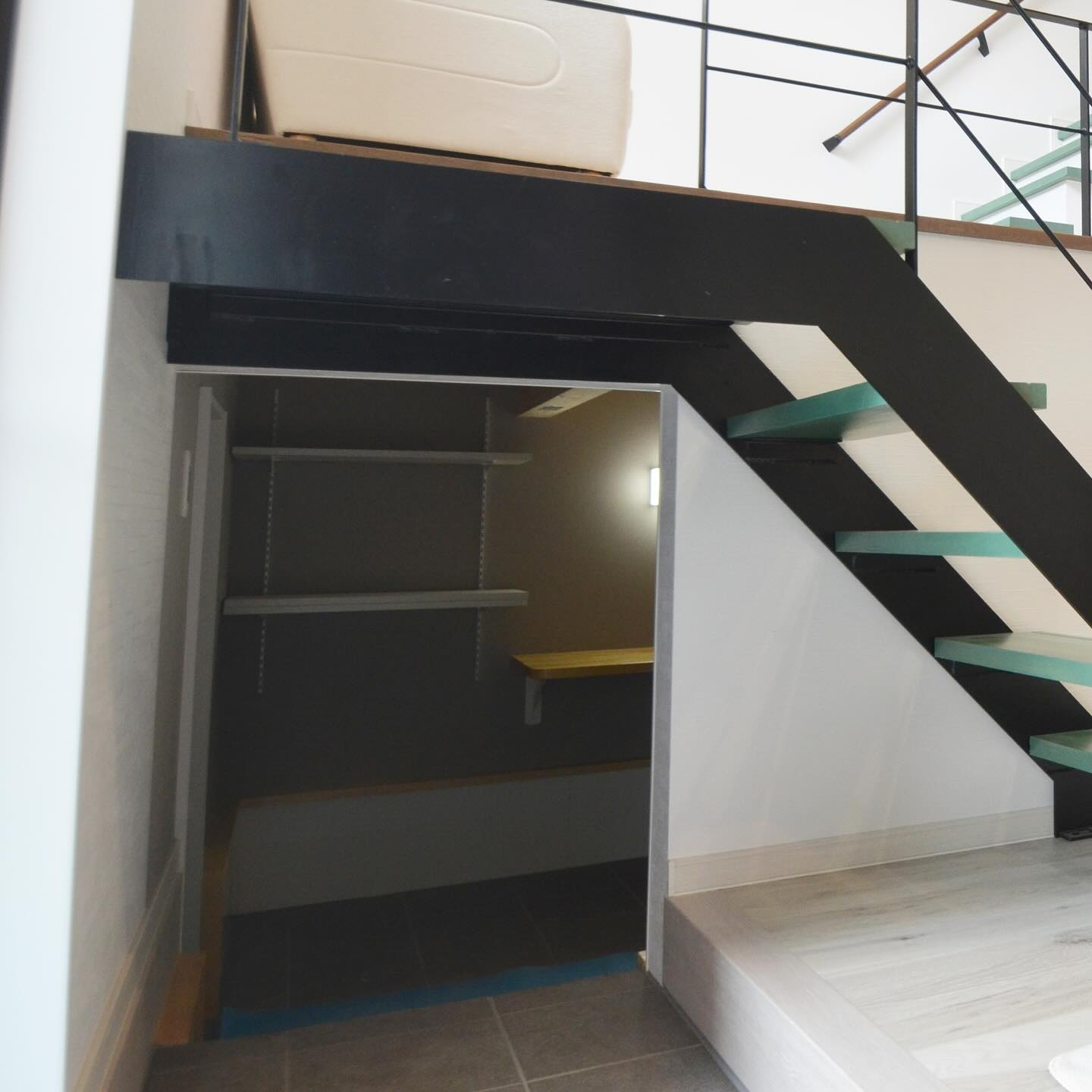 玄関とリビングを土間で繋げた間取り👏