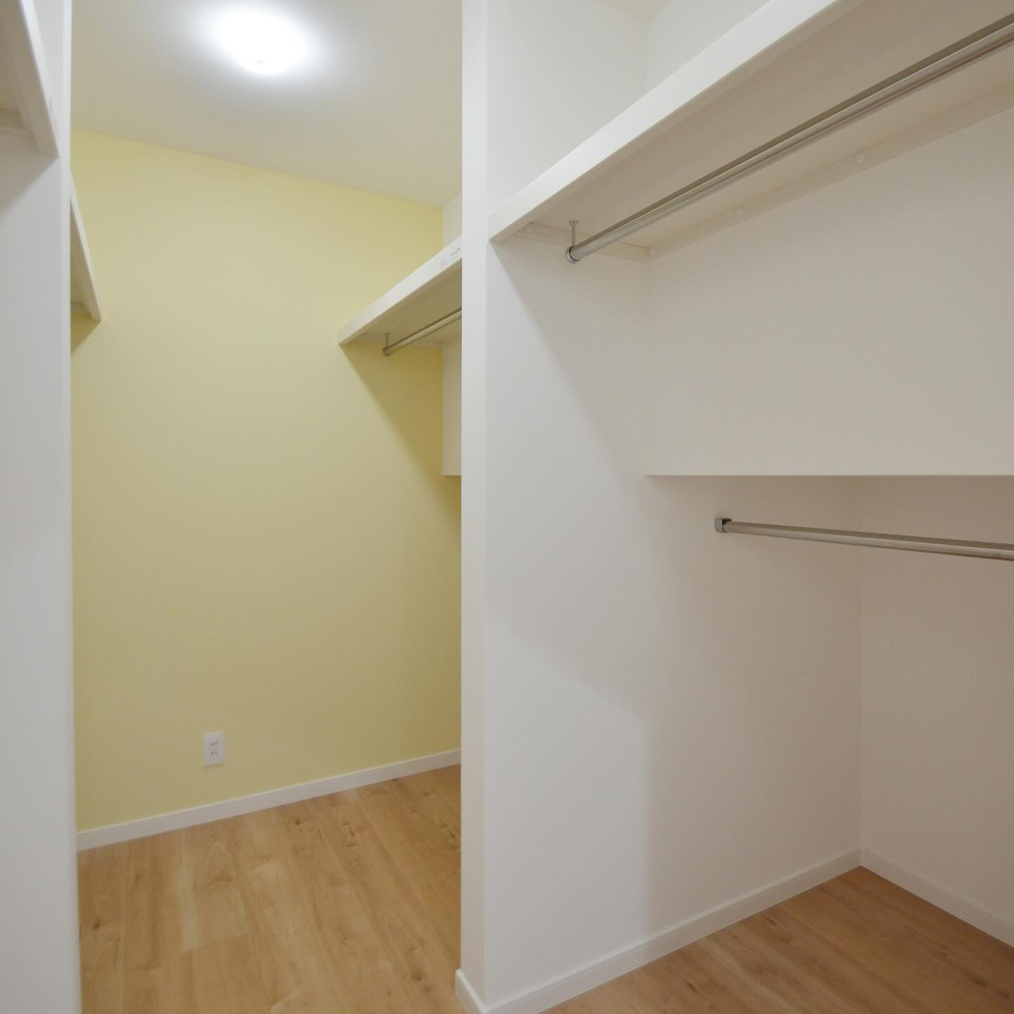 三角垂れ壁で可愛く仕上げたファミリークローゼット👏リモコンニ...