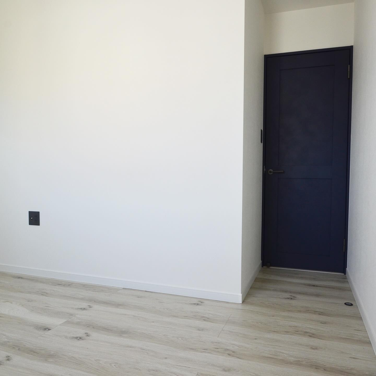 子供部屋の建具をネイビーブルーに👦✨落ち着いた素敵な色味です...