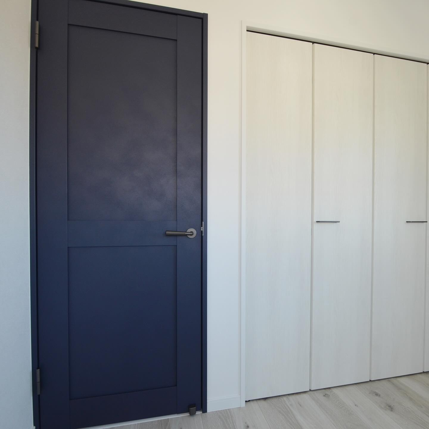 子供部屋の建具をネイビーブルーに👦✨落ち着いた素敵な色味です...