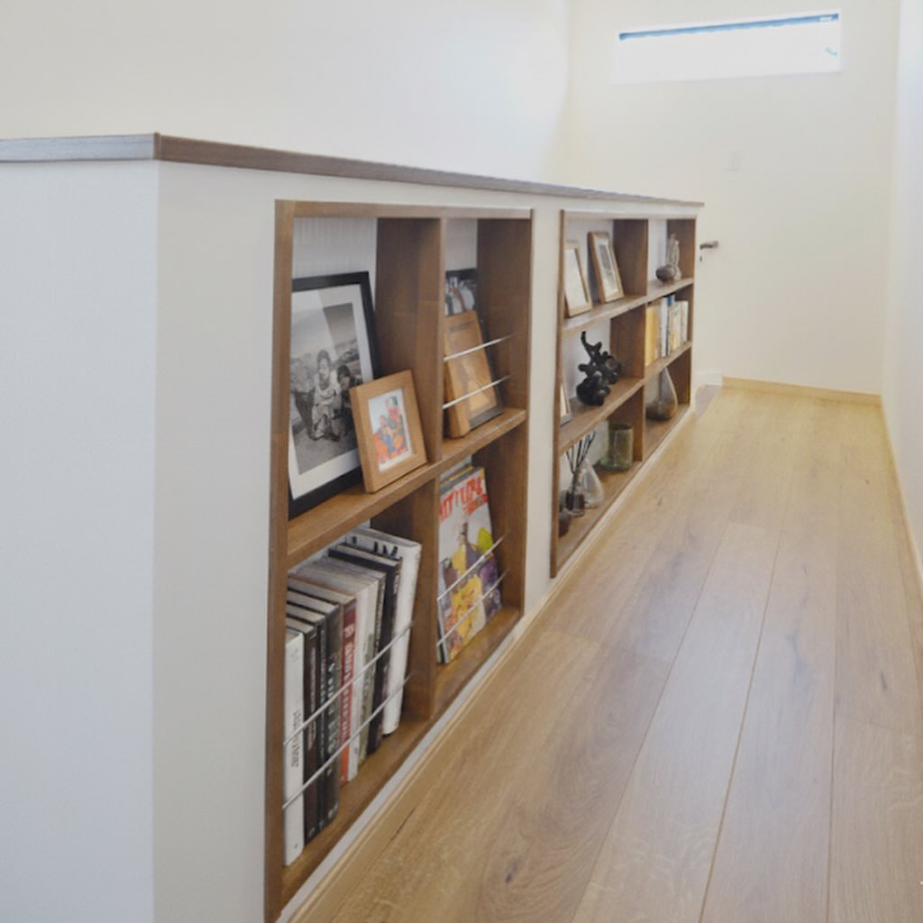 階段横の腰壁を収納棚にした施工例のご紹介です👏機能性もあり、...