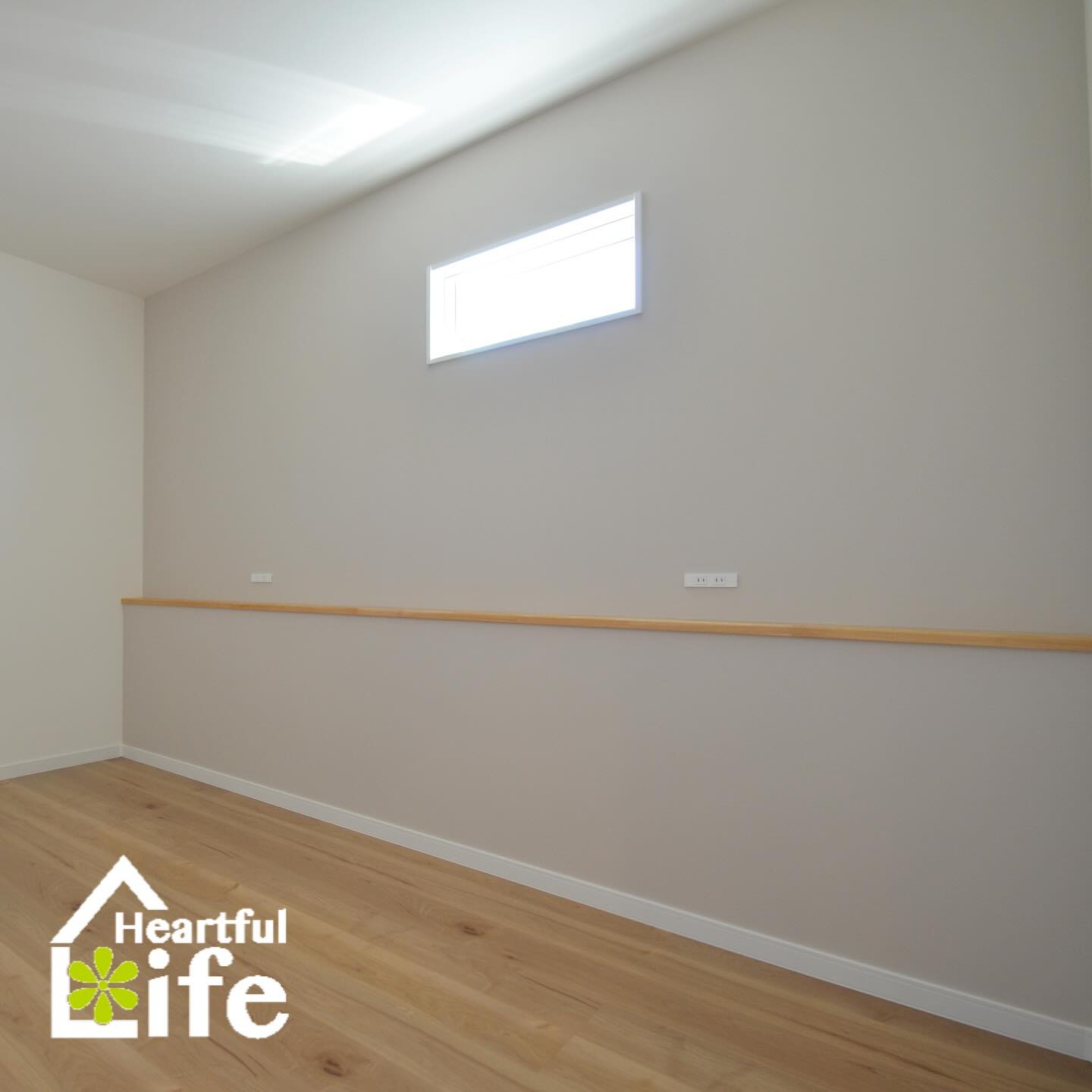 ヘッドボードの代わりにもなるふかし腰壁を採用した寝室👏