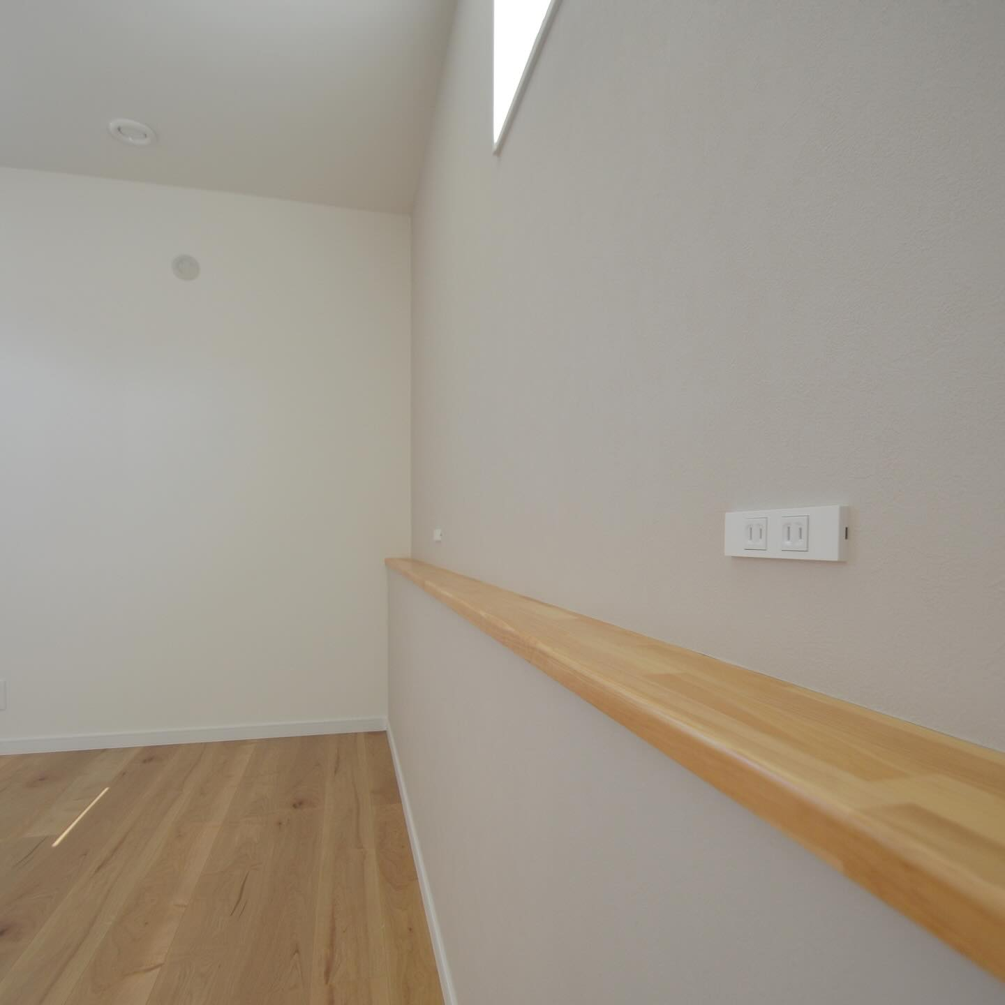 ヘッドボードの代わりにもなるふかし腰壁を採用した寝室👏