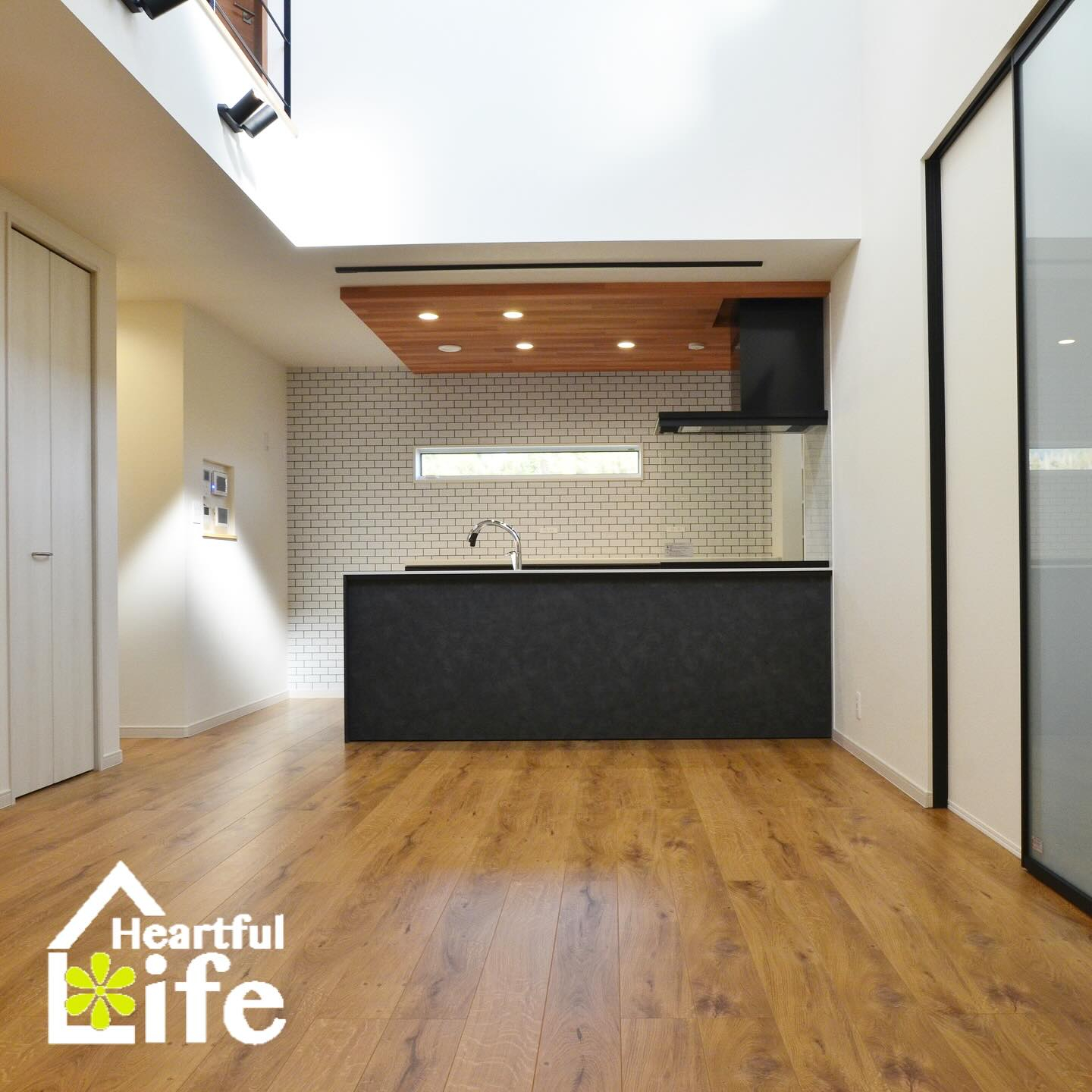 キッチンのご紹介です👏木目調の下がり天井とタイル調クロスの組...