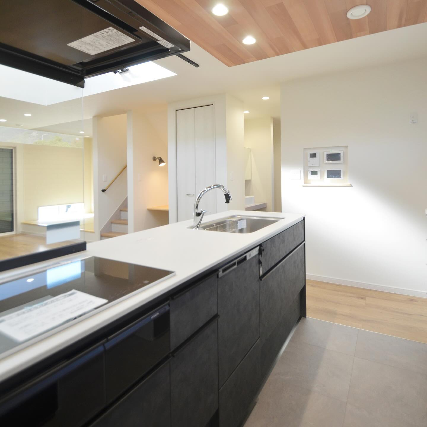 キッチンのご紹介です👏木目調の下がり天井とタイル調クロスの組...