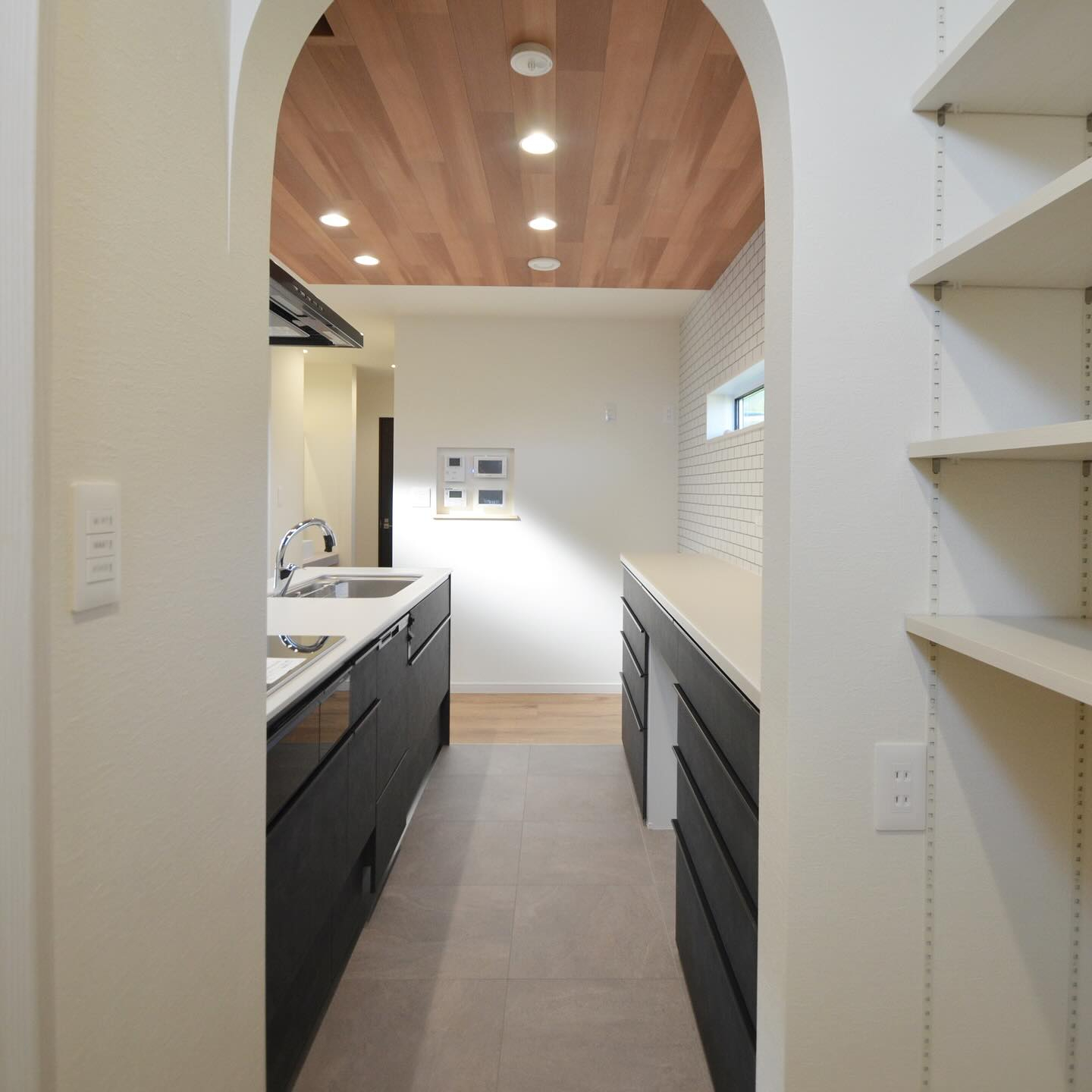 キッチンのご紹介です👏木目調の下がり天井とタイル調クロスの組...