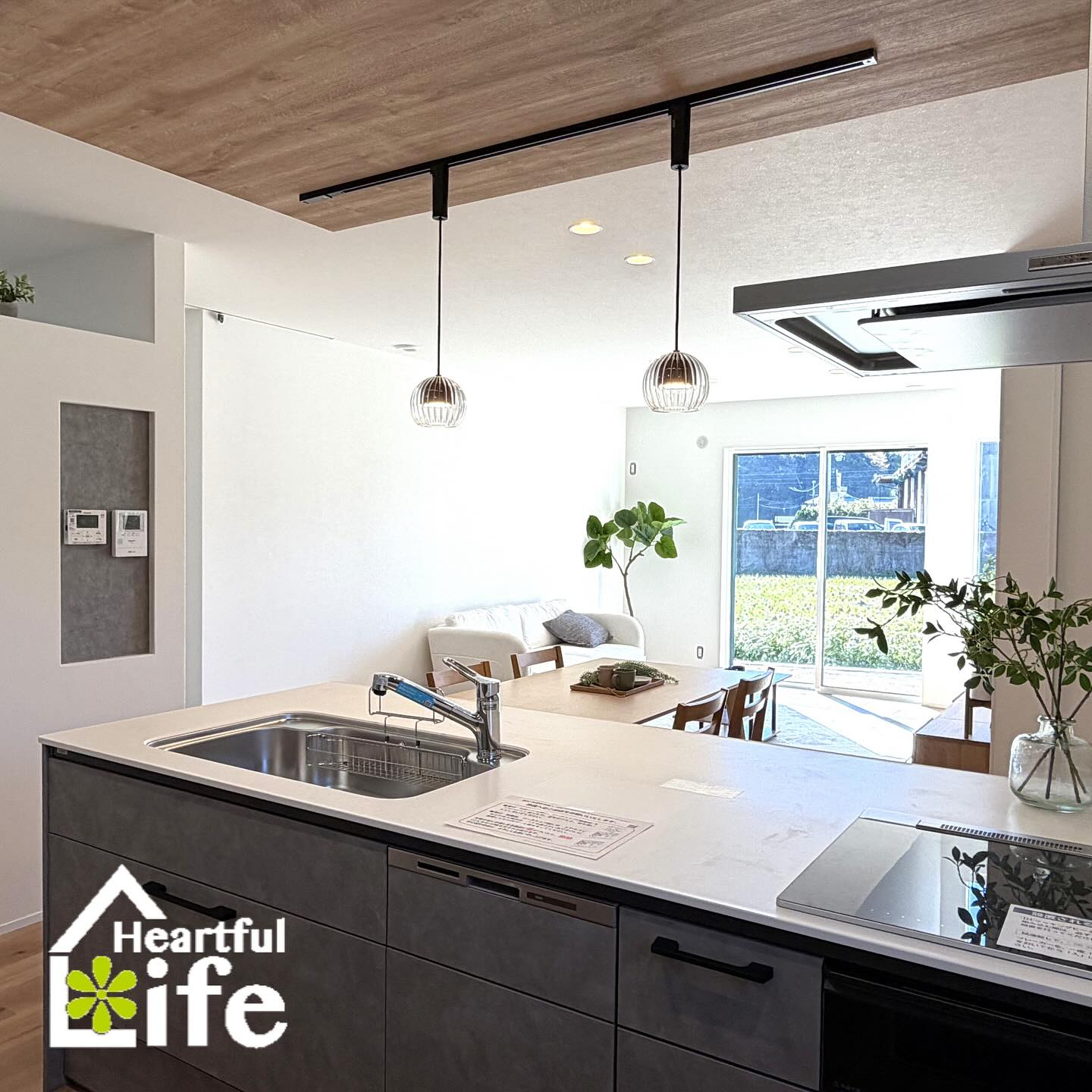 木目の温もりとグレーのモダンさが溶け合う、心地よいキッチン🎵