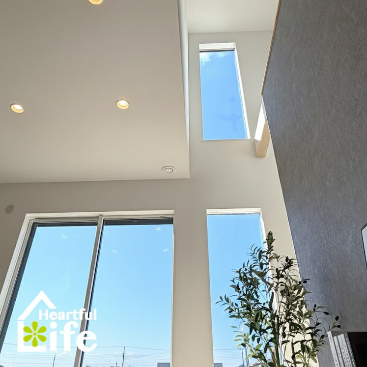 吹き抜けから差し込む光が心地よい、開放感あふれるリビング✨✨...