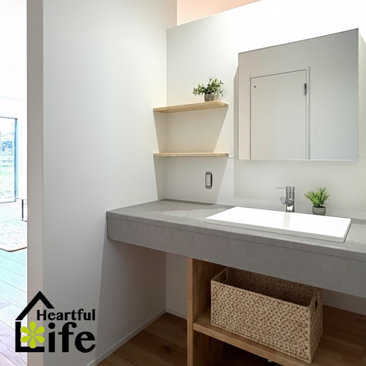 グレーのカウンターが洗練された洗面スペース🩶🤍木の棚板で温か...