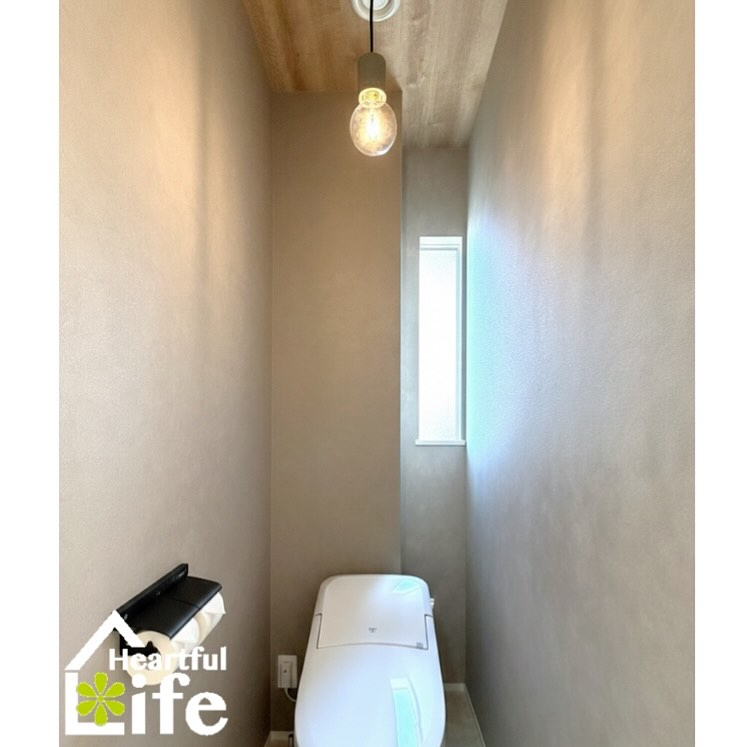 毎日使う場所だからこそ、心地よく😌壁紙や照明の色味を揃え、上...