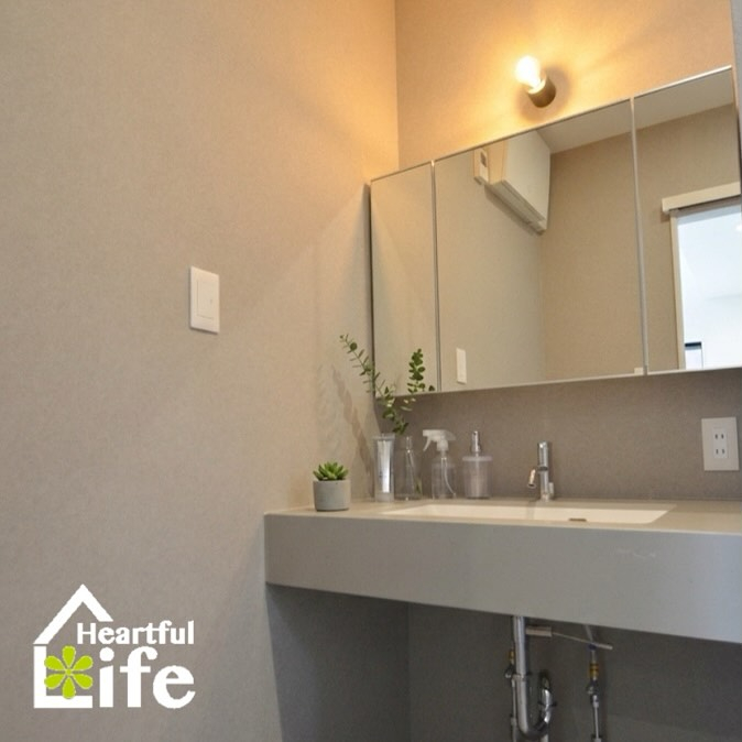 グレーの濃淡でまとめたモダンな洗面室🌟