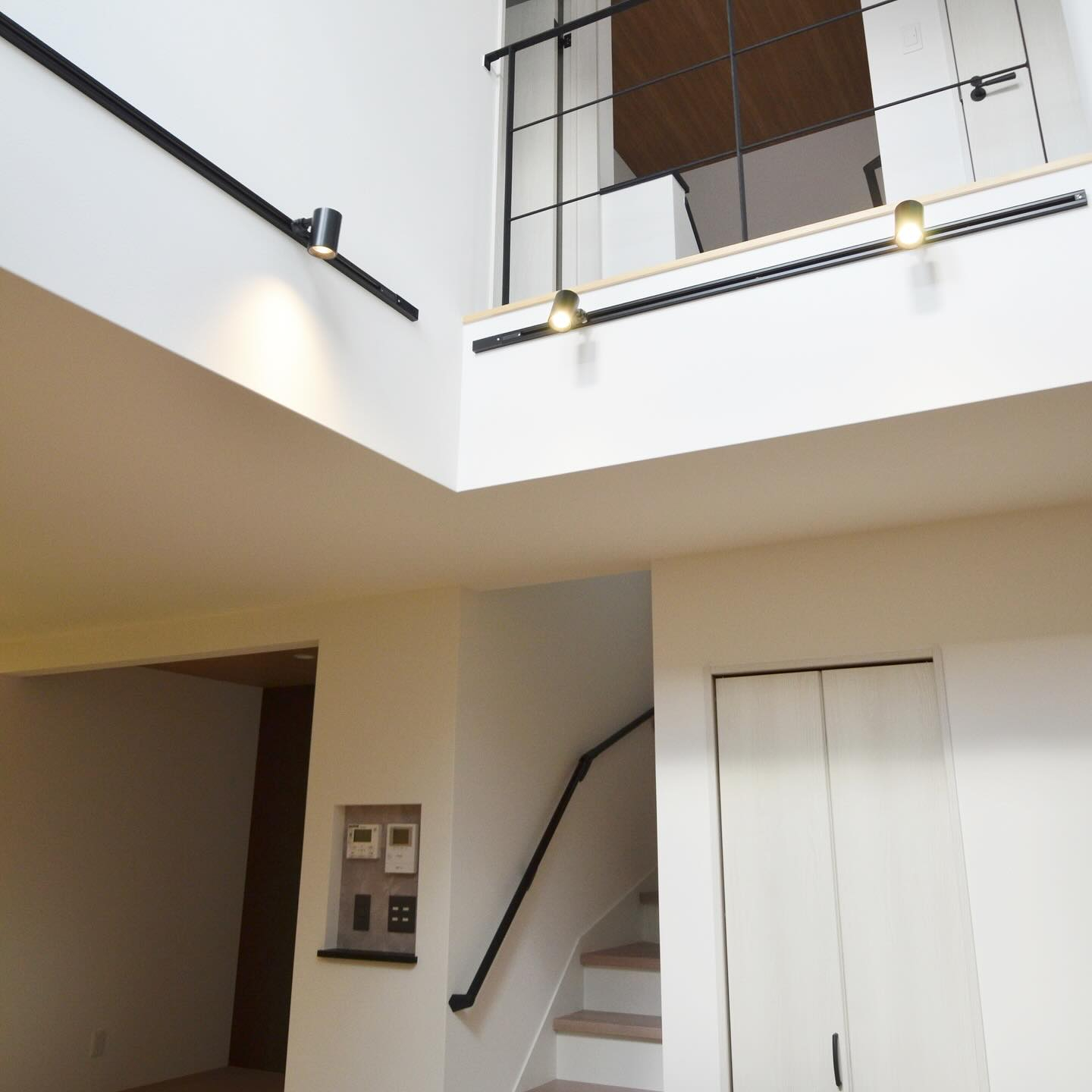 リビングは吹き抜けに🌟贅沢な空間が仕上がりました☺️