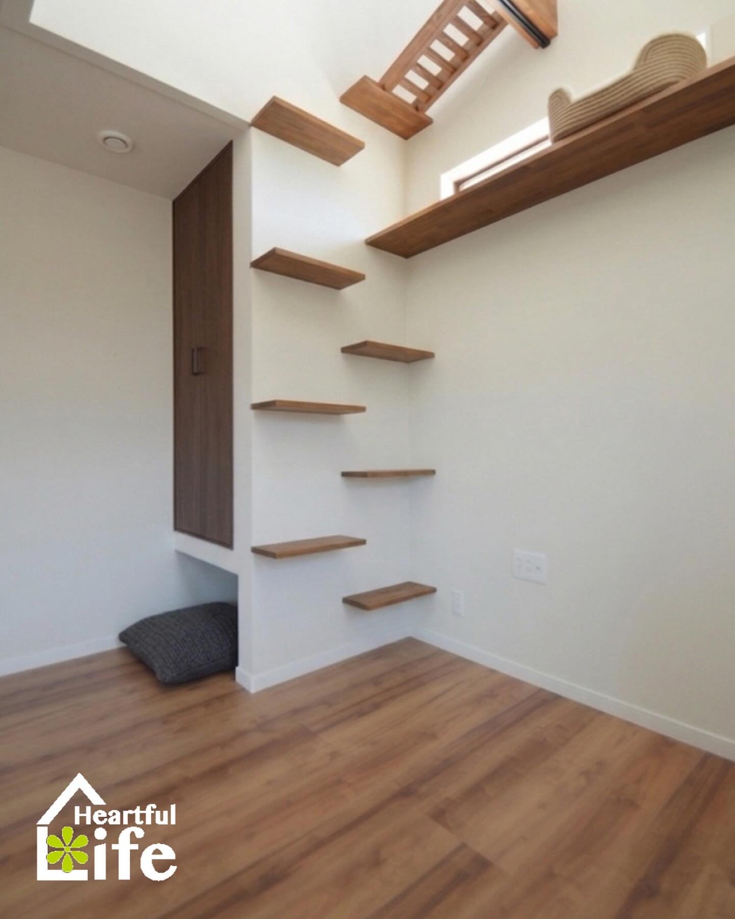 リビングに吹き抜けを設けて、キャットウォークを取り付けました...