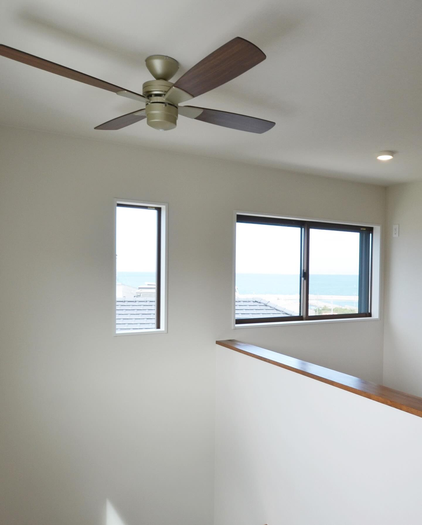 リビングに吹き抜けを設けて、キャットウォークを取り付けました...