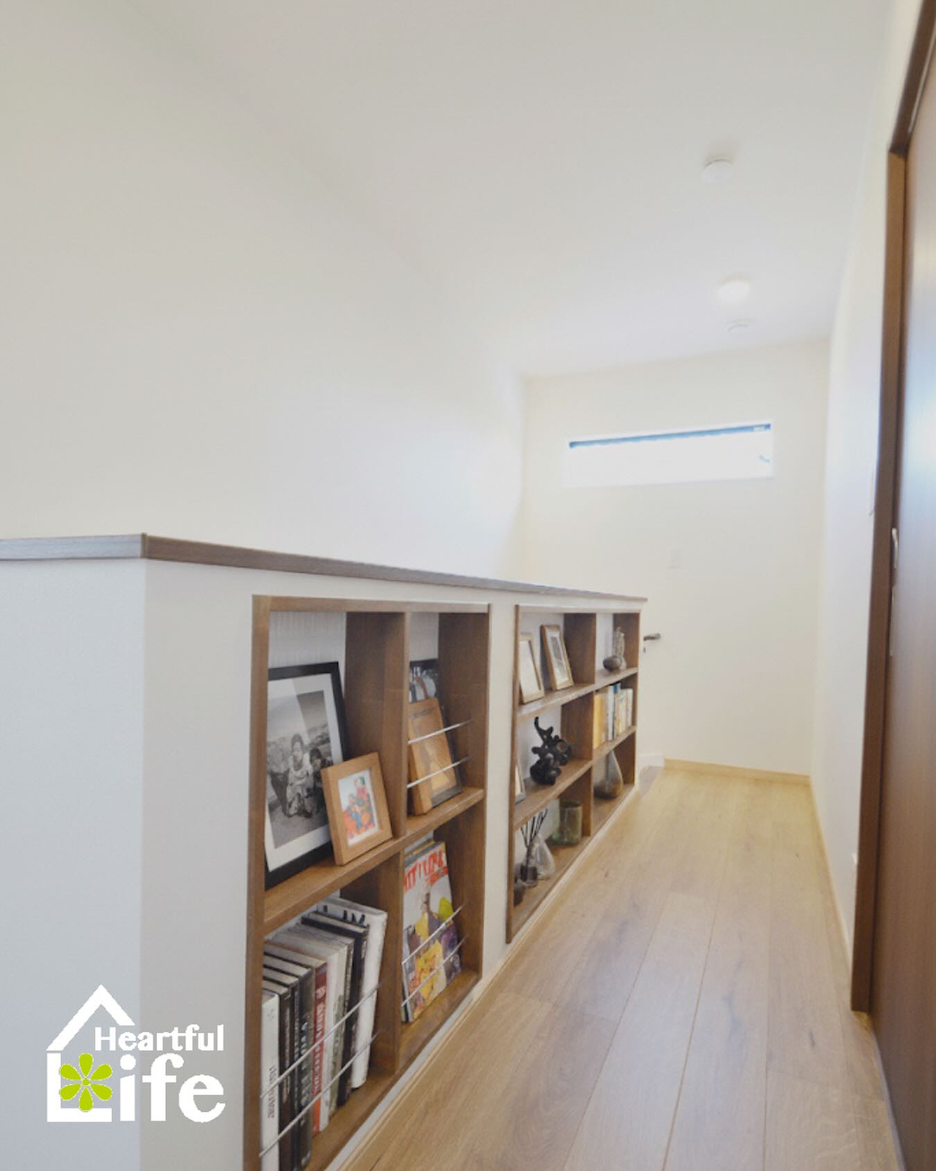 階段横の腰壁を収納棚にしました☺️お洒落な空間に🌿