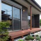 #生穂建設　木目調の濃いブラウンの外壁に、温かみのあるウッド...